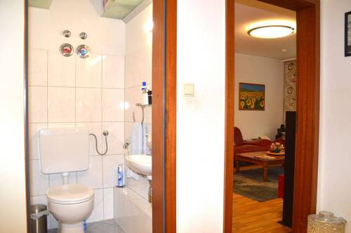 Blick zum Gäste-WC/Wohnbereich - 3 Zimmer Etagenwohnung zum Kaufen in Laatzen