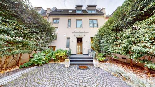 Hauseingang mit Hofgarten - 