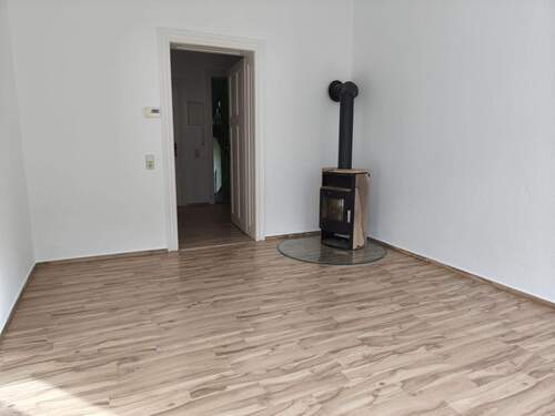 Zimmer straßenseitig mit Kamin - 2 Zimmer Etagenwohnung zur Miete in Görlitz