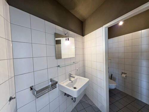 Zeitloser Sanitärbereich - Büro mit 96,00 m&sup2; in Oberhaching / Deisenhofen zur Miete
