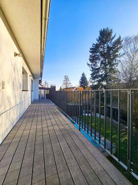 Balkonblick - 6 Zimmer Einfamilienhaus zum Kaufen in Kronberg