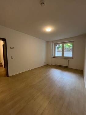 Zimmer.jpg - 2 Zimmer Souterrain mit Terrasse