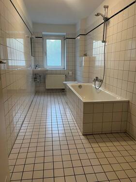Bad mit Wanne - 