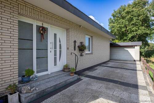 Auffahrt und Garage - 