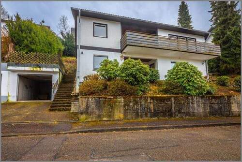 Hausansicht - 8 Zimmer Einfamilienhaus zum Kaufen in Lauf