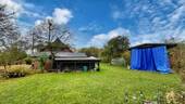 Grundstück mit Holzunterstand und Bootscarport - 