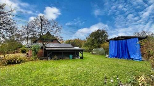 Grundstück mit Holzunterstand und Bootscarport - 
