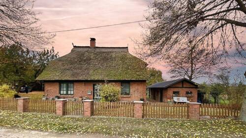 Straßenansicht - 5 Zimmer Einfamilienhaus in Neuburg