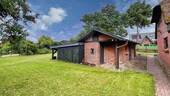 Massiver Schuppen mit Holzschuppen und Holzunterstand - 