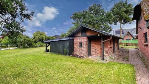 Massiver Schuppen mit Holzschuppen und Holzunterstand - 