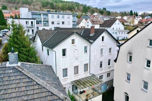 Blick auf Hotel - Ehemaliges Hotel, teilsaniert, ideal für Monteurzimmervermietung!