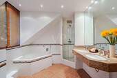 Ansprechendes Bad im gartenseitigen Haus - 