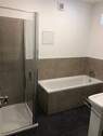 modernes Bad mit Wanne und Dusche - 