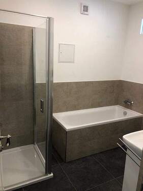 modernes Bad mit Wanne und Dusche - 