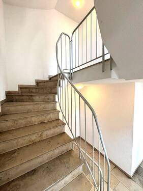 Treppenhaus - 2 Zimmer Etagenwohnung zum Kaufen in Leipzig