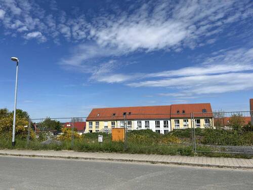 Straßenansicht - Radeburg: Baugrundstück für Doppelhaushälfte