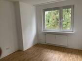Beispielbild: Schlafzimmer mit Vinylbelag in Holzoptik - 3 Zimmer Etagenwohnung in Bad Vilbel