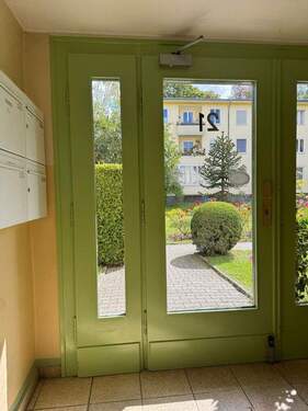Hauseingang - Etagenwohnung mit 87,80 m² in Berlin zum Kaufen