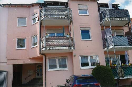 Hofansicht mit Balkon - 3 Zimmer Etagenwohnung zur Miete in Meiningen