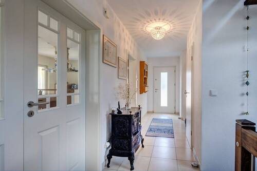 Flur mit Blick zur Eingangstüre - 