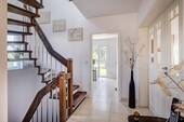charmanter Dielenbereich vor der Treppe - 