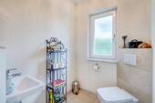 Gäste-WC im Erdgeschoss mit Fenster - 