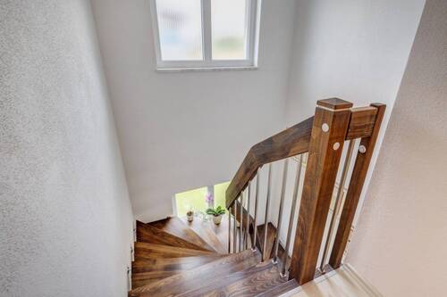 moderne Designertreppe und Fenstern im Treppenhaus - 