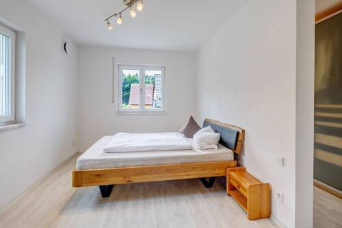 Schlafzimmer mit Fenster zur Süd- und Ostseite - 