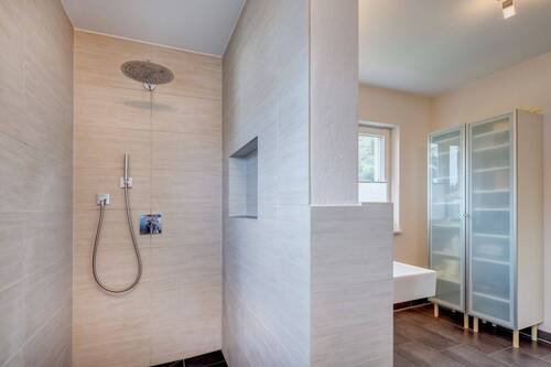 begehbare Dusche mit Wand zum Waschbeckenbereich - 