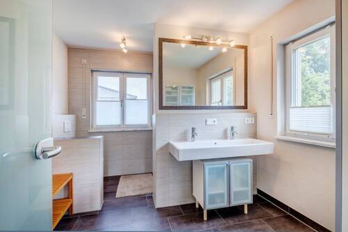 großes Masterbad mit zwei Fenstern nach Osten und Norden - 