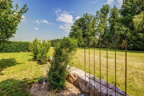 offen gestaltete Grundstücksmauer zum Feld und Wald - 