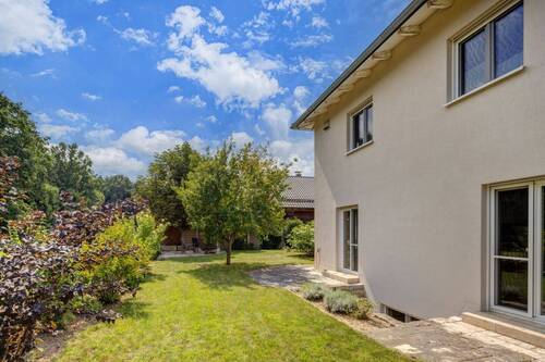 Hausansicht Ostseite mit abgeböschten Lichtschacht für den Hobbyraum - 