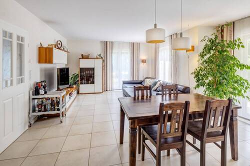 großzügiger Wohnbereich mit Platz für den Essentisch und Couch - 