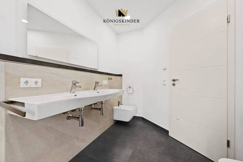 ...direkt daneben das große Bad... - 