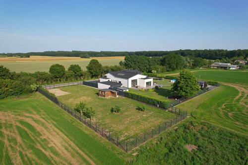 Luftbild Nordwestansicht - 7 Zimmer Einfamilienhaus in Stäbelow