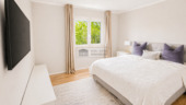 Helles minimalistisches Schlafzimmer mit Lichtgestaltung - 