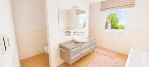 Helles modernes Badezimmer - 