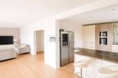 Moderne Küche mit Insel und Barhockern - 