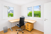 Minimalist home office mit natürlichem Licht - 