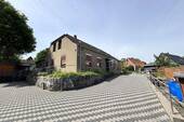 Eingang + Parkplatz - Grundstück mit Altbestand in Zentrumslage