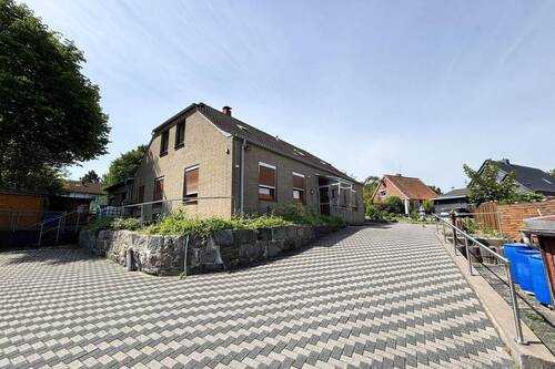 Eingang + Parkplatz - Grundstück mit Altbestand in Zentrumslage