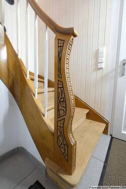 Holztreppe mit kunstvoller Verzierung - 