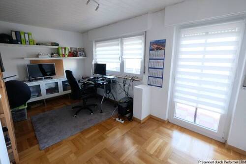 Arbeits- oder Kinderzimmer mit Balkonzugang - 