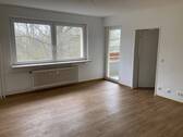 Beispielbild: Wohnzimmer mit pflegeleichten Bodenbelag in Holzoptik - 1 Zimmer Etagenwohnung zur Miete in Friedrichsdorf