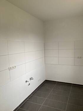 Beispielbild: Küche mit grauen Bodenfliesen - Etagenwohnung mit 43,10 m² in Friedrichsdorf zur Miete