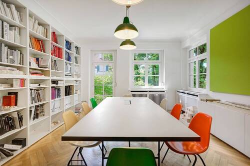 Lichtdurchflutetes Zimmer. - 9 Zimmer Einfamilienhaus in München