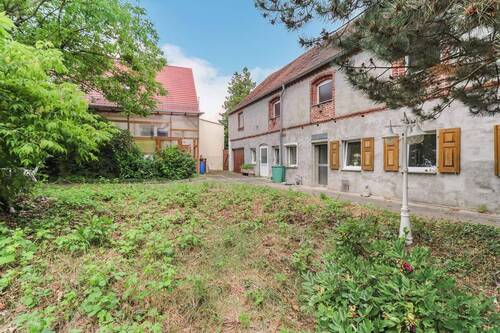 Rückansicht und Nebengebäude - 