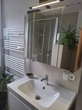 Bad mit Wanne und Dusche - 3 Zimmer Etagenwohnung in Nürnberg