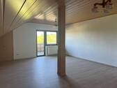 Wohnzimmer mit direktem Zugang zum Balkon - 