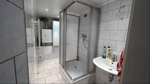 Badezimmer mit Dusche - 